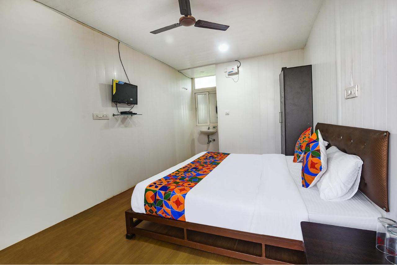 Hotel Fabexpress Vincy Palace, Mandrem Beach Esterno foto